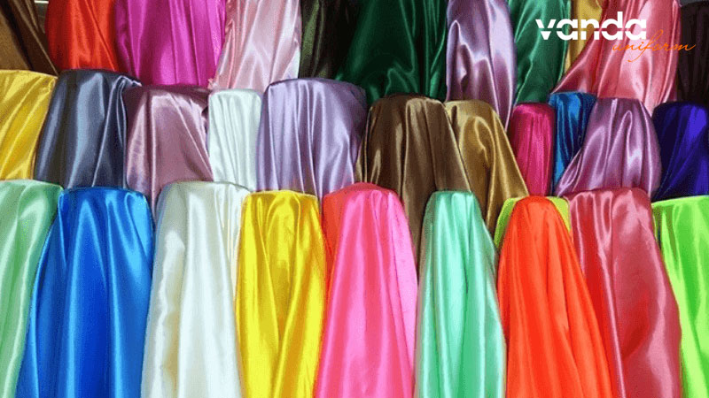 Tinh-chat-cua-vai-satin-va-vai-phi-bong-co-gi-khac-nhau-dongphucvanda