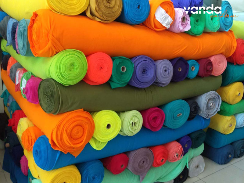 Nhung-yeu-to-anh-huong-den-gia-vai-tren-thi-truong-dongphucvanda