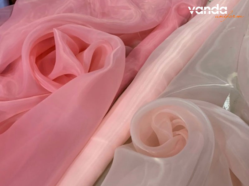 Ung-dung-cua-vai-voan-va-chiffon-trong-thoi-trang-dongphucvanda