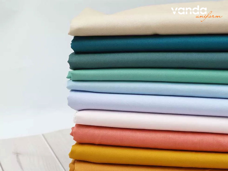 Cach-phoi-va-la-ao-khong-bi-phai-mau-giu-phom-dongphucvanda