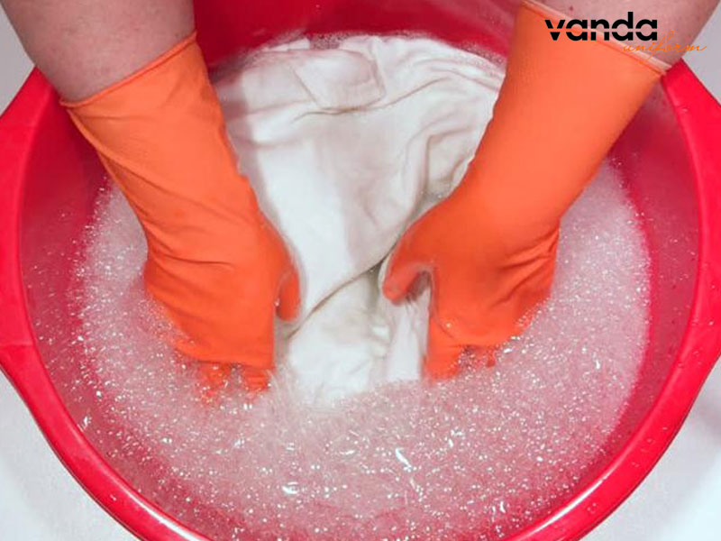 Cach-tay-vet-dau-nhot-tren-vai-hieu-qua-dongphucvanda