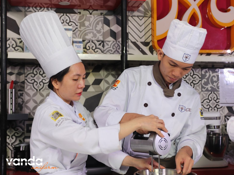 Tieu-chuan-lua-chon-dong-phuc-bep-truong-chat-luong-dongphucvanda