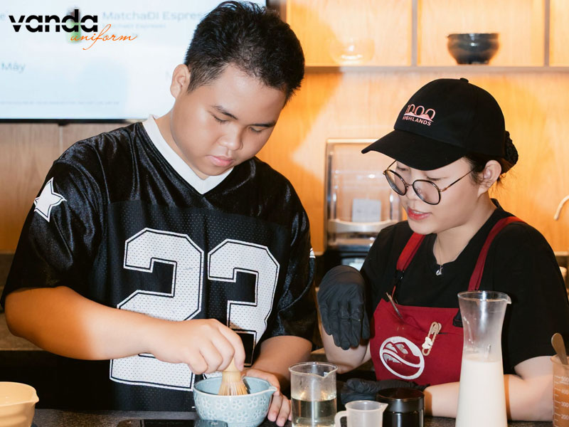 Vai-tro-cua-dong-phuc-highlands-coffee-trong-thuong-hieu-dongphucvanda